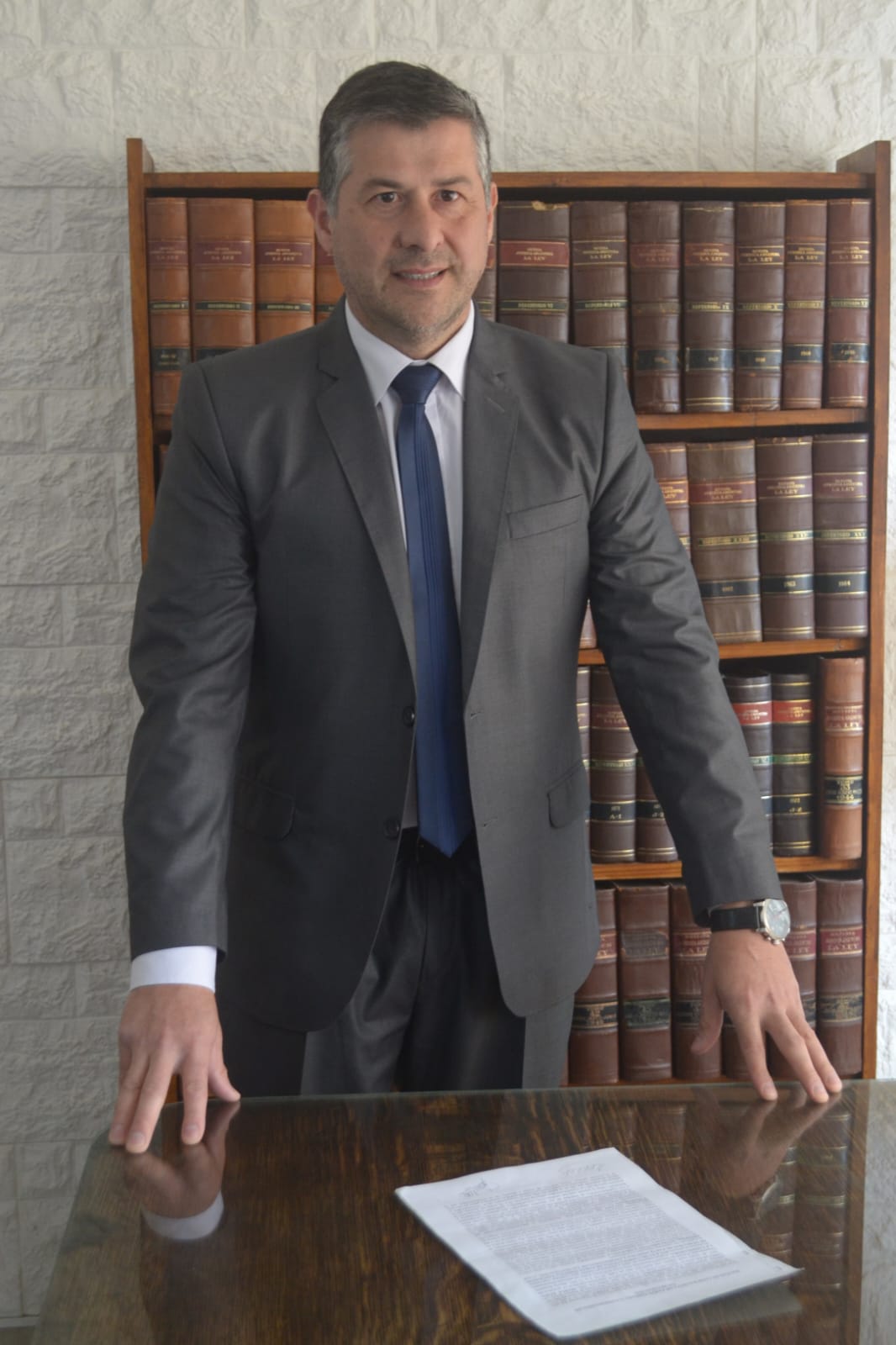 Luis W. Uviedo en biblioteca